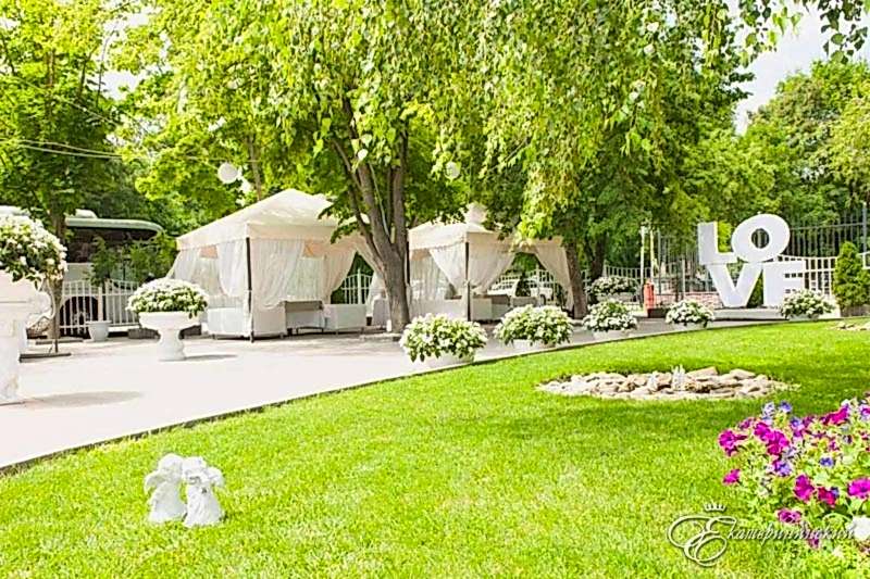 Летняя веранда «Екатерининский Сад» в ресторане Екатерининский, Алматы