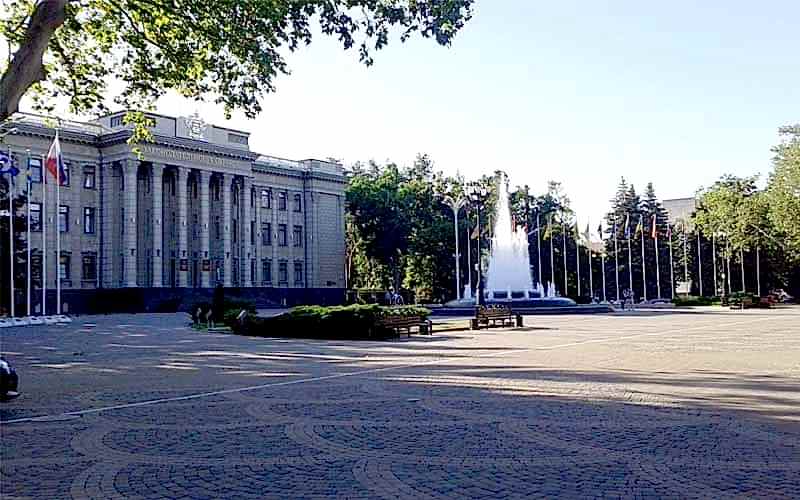 Здесь начинается улица Красная