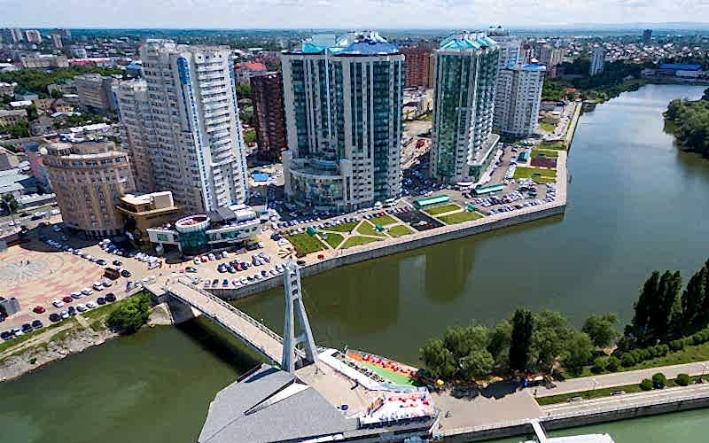 Вид на «Мост Поцелуев» и Кубанскую Набережную с высоты птичьего полета