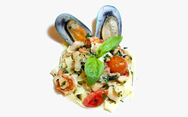 Салат с мидиями в ресторане Екатерининский, Алматы