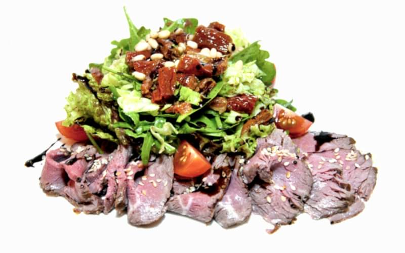 Салат с ростбифом и мятной заправкой в ресторане Екатерининский, Алматы