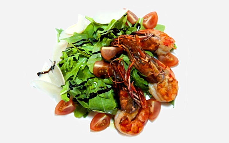 Руккола с тигровыми креветками в ресторане Екатерининский, Алматы