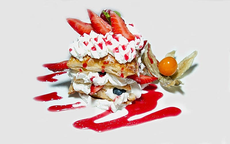 Мильфей с кремом Патисьер и свежими ягодами в ресторане Екатерининский, Алматы