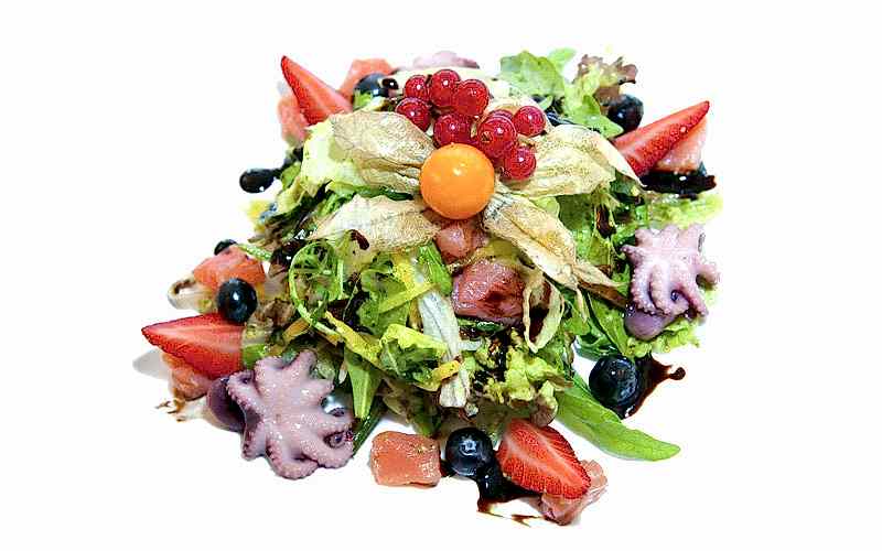 Салат по-каталански в ресторане Екатерининский, Алматы