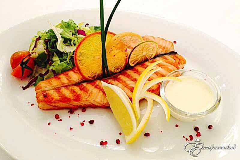 Стейк из семги на гриле с цитрусовыми чипсами и сливочным соусом