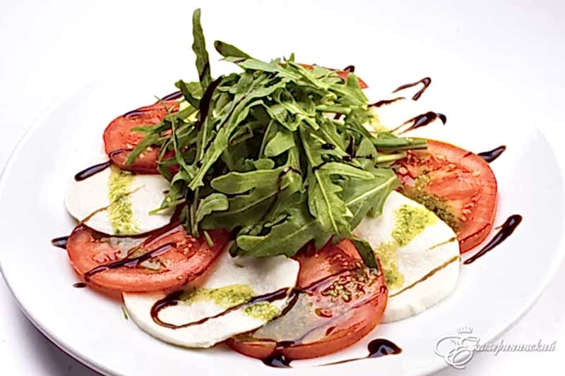 Капрезе с рукколой и соусом Песто