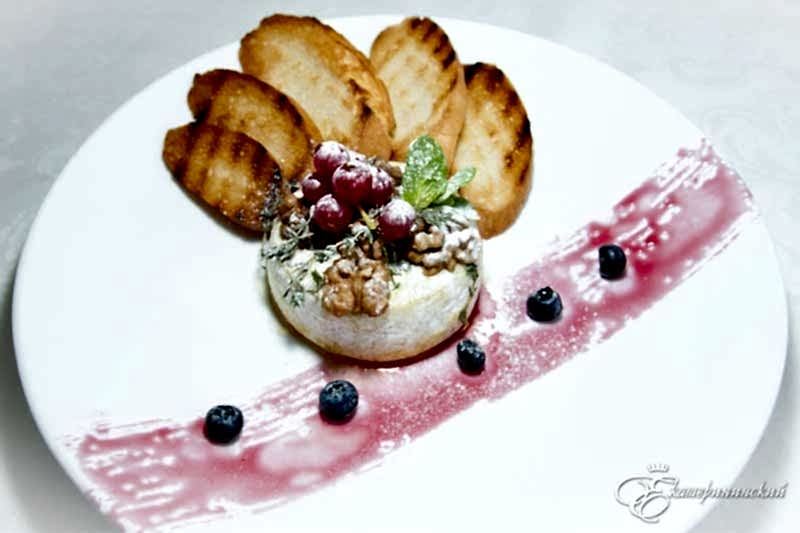 Каммамбер, запеченный с тимьяном, медом и орехами