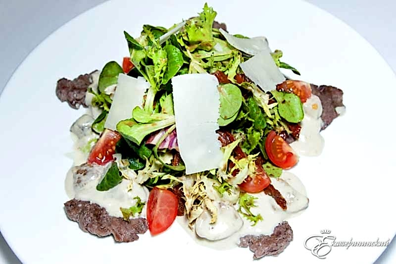 Салат Буре из телятины с белыми грибами и сливочным соусом