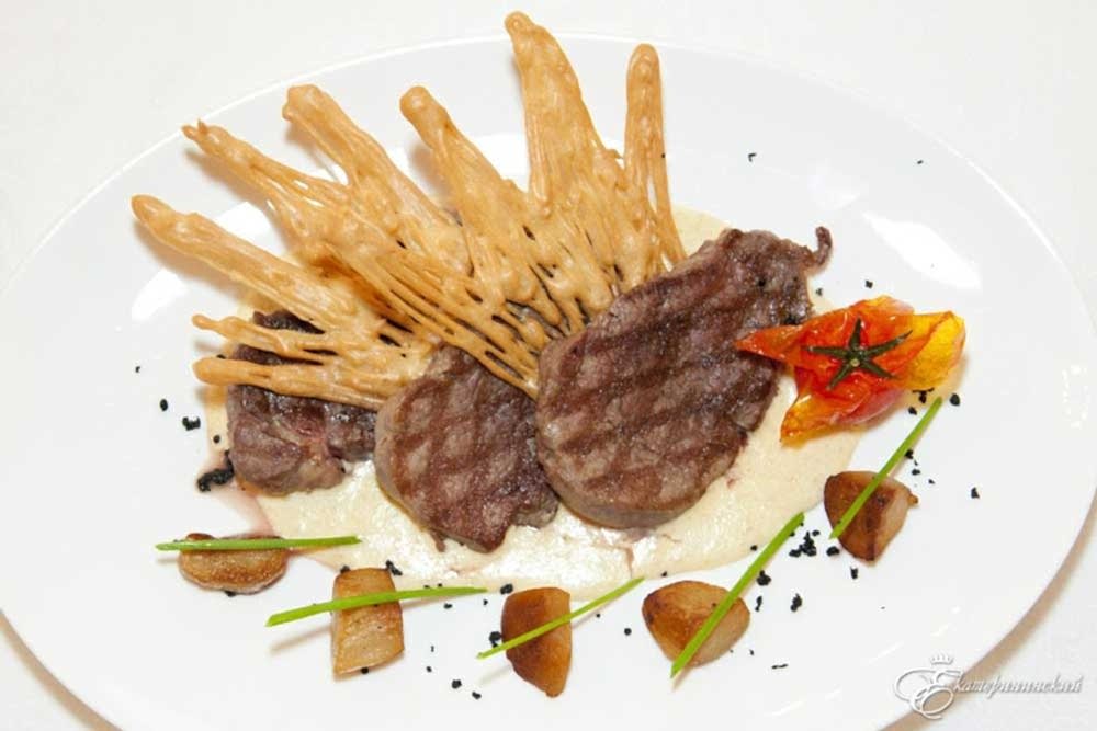 Медальоны из говяжьей вырезки с соусом из белых грибов (степень прожарки-медиум)