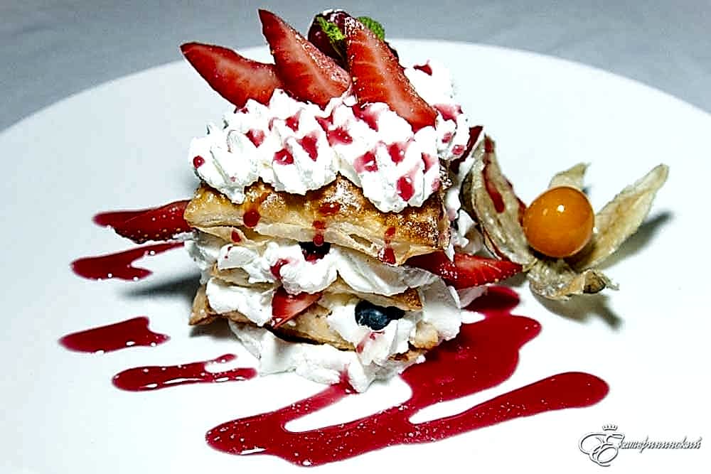 Мильфей с кремом Патисьер  и свежими ягодами