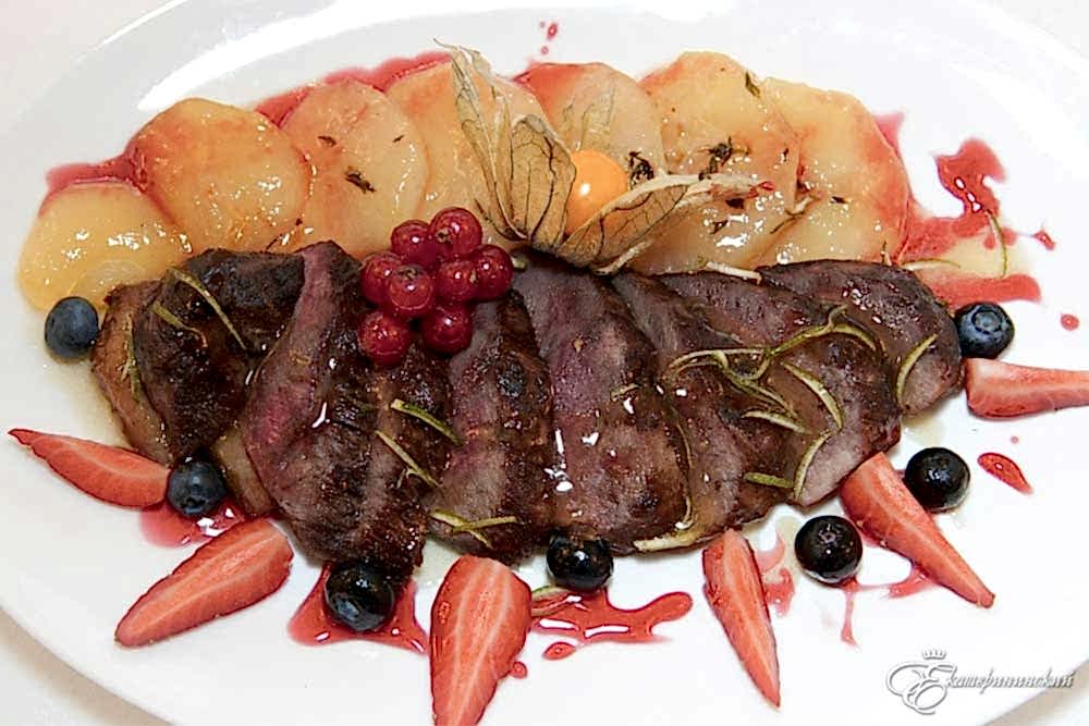 Французская утиная грудка в клубнично-лаймовом соусе с томленой в меде грушей (степень прожарки - медиум)