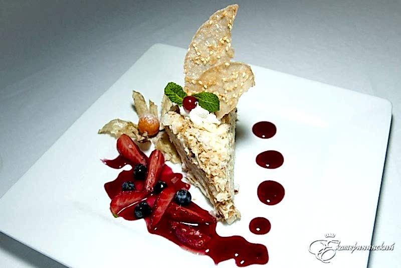 Наполеон с вишневым соусом и ягодами