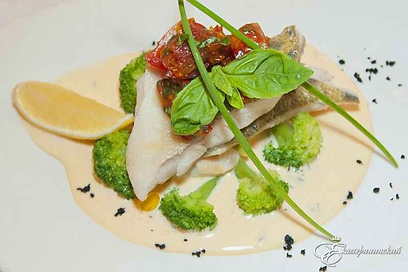 Филе судака на пару с брокколи, вялеными томатами в сливочно-икорном соусе