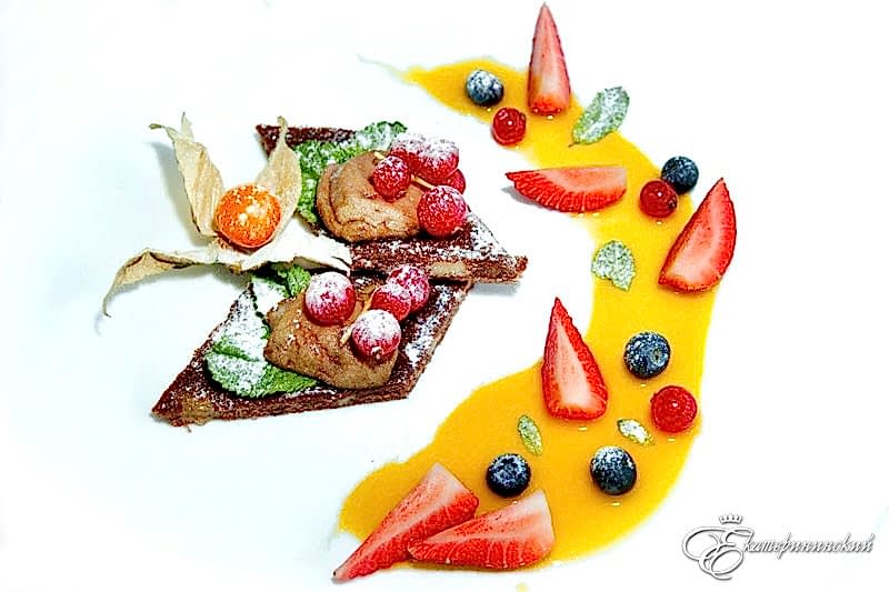 Карамельная Фуа-Гра на медовом тосте с манговым соусом и свежими ягодами