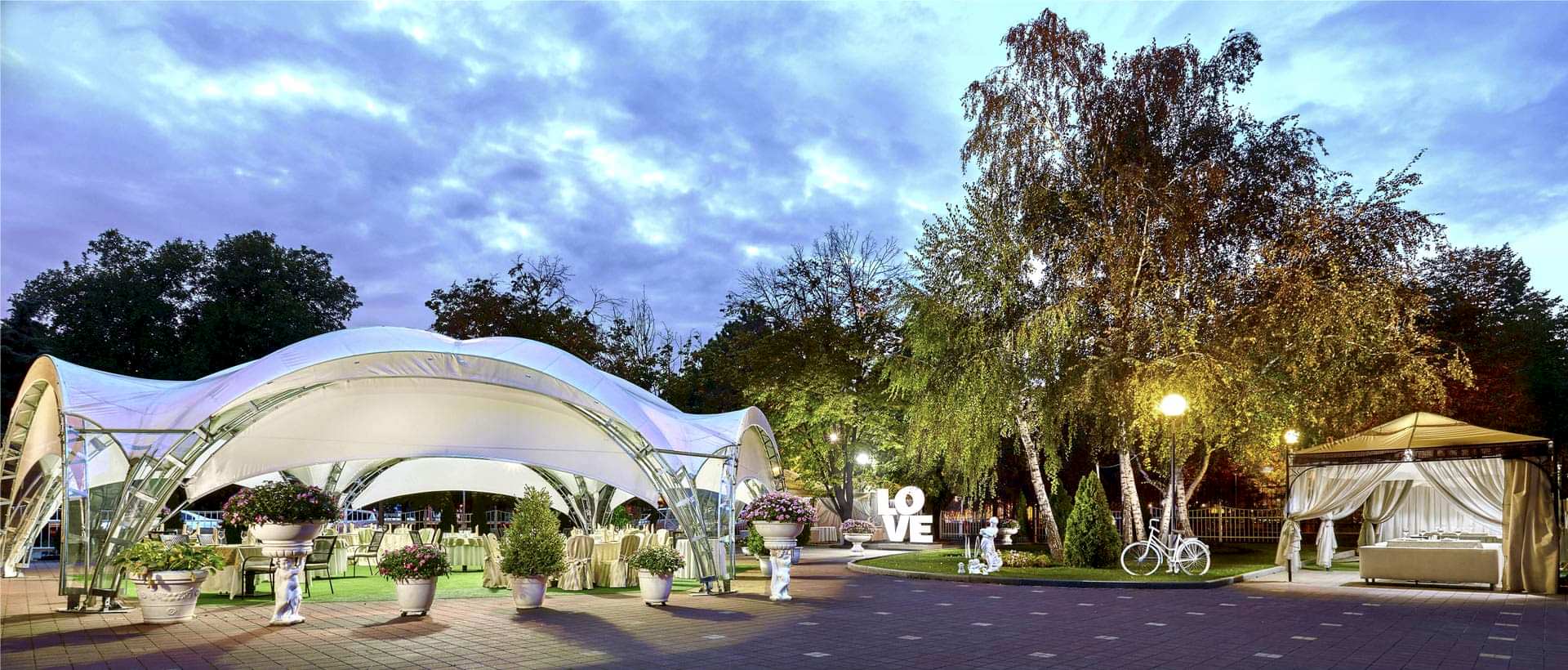 Летняя терраса в ресторанном комплексе Екатерининский